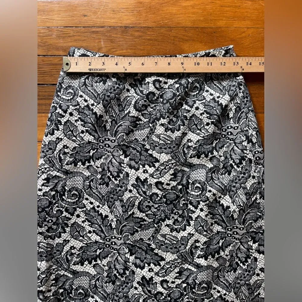 Van Huesen studio women’s size 2 black and cream lace lookalike pencil skirt